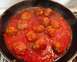 Foto del paso 5 de la receta: Albóndigas con tirabuzones en salsa arrabbiata