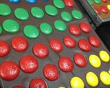 صورة لخطوة 4 من وصفة ماكرون M&M’s 💙💚💛❤️