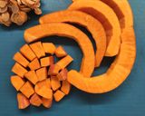 Foto del passaggio 1 della ricetta Zucca al vino bianco con salvia e rosmarino