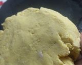 A picture of step 3 of Makka paratha.