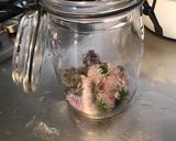 Une image de l'étape 3 de Vinaigre de fleurs de ciboulette.