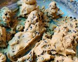 Hình bước làm 8 của món Vào bếp cùng con: Bánh quy bơ chocolate chips dẻo mềm, ít ngọt, không cần máy đánh, cho lễ Halloween