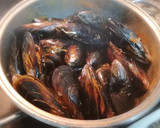 Foto del paso 1 de la receta: Patatas con mejillones y langostinos sobre alioli