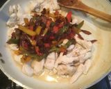 Foto del paso 6 de la receta: Pollo con pimentones en salsa acompañado de puré naranjo