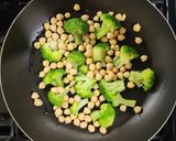 Foto del paso 2 de la receta: ✨🥗Bowl Tibio de Garbanzos y Brócoli con Huevo Dorado a la Cúrcuma y Tomates Cherry Frescos🥗✨