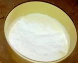 A picture of step 2 of Fresh pineapple cream cake.