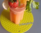 Foto del passaggio 3 della ricetta Drink con Pomodoro, Sedano, Fragola, Limone, Arancia, Paprika Dolce e Pepe