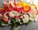 Foto langkah ke 1 dari resep Fajita parchment baked chicken.