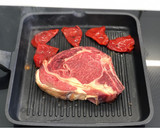 Foto del paso 2 de la receta: Chuletón gallego madurado con pimientos de piquillo
