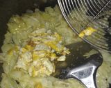 Foto langkah ke 5 dari resep Oseng kol + telur.
