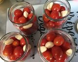 Une image de l'étape 5 de Tomates cerises à l'huile d'olive, ail, piments, thym et romarin.