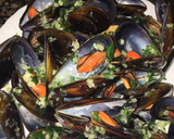 Foto del paso 3 de la receta: Mejillones al vapor con ajo y perejil🌿