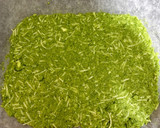 Foto del paso 4 de la receta: Base de pizza con brócoli, emmental y harina de garbanzo