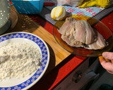 Foto del paso 1 de la receta: Calamares y sardinas fritas con limón