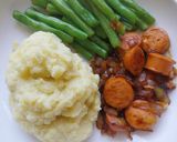 Foto langkah ke 3 dari resep Mashed potato dengan sosis pedas dan buncis.