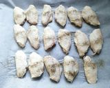 Foto langkah ke 1 dari resep Chicken Wings Scallion Dressing.