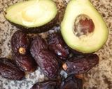 Une image de l'étape 1 de Smoothie avocat dattes MEDJOUL.
