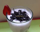 Foto langkah ke 2 dari resep Strawberry milk shake.