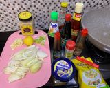 Foto langkah ke 1 dari resep Ayam Bumbu MentegaDengan Bawang Bombay & Taburan Wijen.