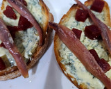 Foto del paso 3 de la receta: Tosta de queso azul, tacos de guayaba y anchoas