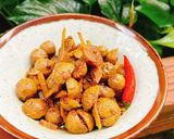Hình bước làm 3 của món Sung kho riềng nghệ