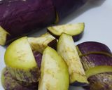 Foto langkah ke 1 dari resep Tumis Terong Ungu Cabe Hijau dengan Sambal Dimsum Minyak Pedas.
