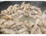 A picture of step 2 of Stir-Fried Pork Belly with Garlic and Chili.