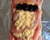 Baconbe göngyölt aszaltszilvás csirkemellrolád recept fázis 3 fotója
