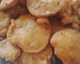 A picture of step 4 of Aloo ke pakoray.