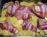 Csirkecomb baconbe csavarva krumpliágyon, reszelt sajttal recept fázis 1 fotója