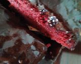 Foto del paso 3 de la receta: Pastel terciopelo rojo con plátano cubierto frosting de chocolate