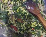 Foto langkah ke 4 dari resep Tumis Bunga Pepaya Teri Daun Singkong.