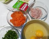Foto langkah ke 1 dari resep Telur Dadar Sawi Gulung Isi Ayam Wortel.
