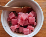 Foto del paso 2 de la receta: Tostadas de atún fresco