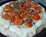 Foto del paso 7 de la receta: Pizza súper fresca de Tomate, Queso y Albahaca