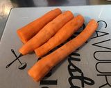 Une image de l'étape 1 de Salade de carottes, tomates, oignon rouge, poivron jaune et mozzarella di buffala.