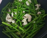 รูปขั้นตอนการทำที่ 2 ของ หน่อไม้ฝรั่งผัดอกไก่
