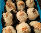 Foto del paso 5 de la receta: Onigiri o bolitas de arroz rellenas