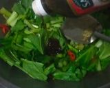 Foto langkah ke 4 dari resep Tumis Sawi Hijau Pindang Cuek.