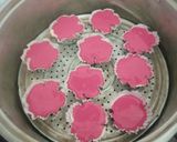 Foto langkah ke 6 dari resep Bolu kukus mekar merah putih.