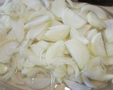 Foto del paso 1 de la receta: Doradas al horno con cama de cebolla