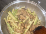 Wok de pollo y calabacín
