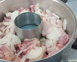 Foto del paso 1 de la receta: Pollo con patatas en cacerola horno