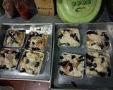 Foto langkah ke 2 dari resep Bread pudding with tiramisu sauce.