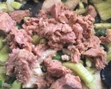 Foto del paso 2 de la receta: Fideos de arroz con salsa de apio, atún y aceitunas