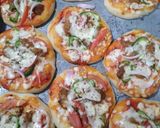 A picture of step 5 of Chicken tikka pizza.