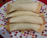Foto langkah ke 4 dari resep Roti Gulung keju coklat simple.