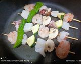Foto del paso 3 de la receta Brochetas de gambas, calamar y sepia