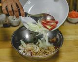 รูปขั้นตอนการทำที่ 17 ของ ยํามาม่า แซ่บสะใจ อร่อยง่ายๆ ได้ประโยชน์