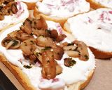 Une image de l'étape 3 de Tartines bruschettas crème lardons gruyère râpé parmesan ou cheddar et champignons.